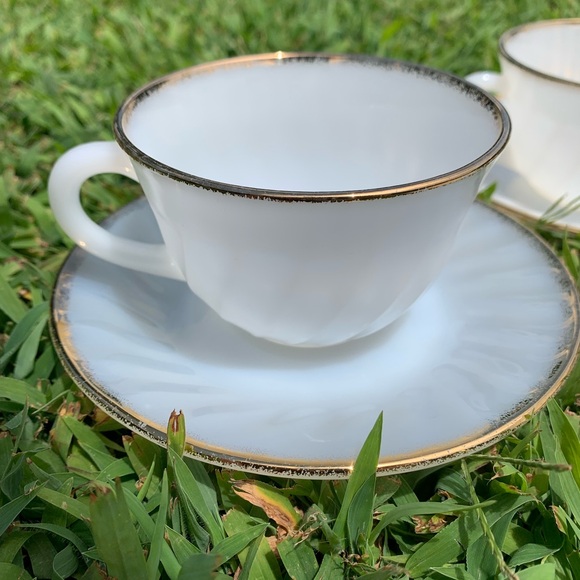Fire King tea cups and saucers - Picture 4 of 16